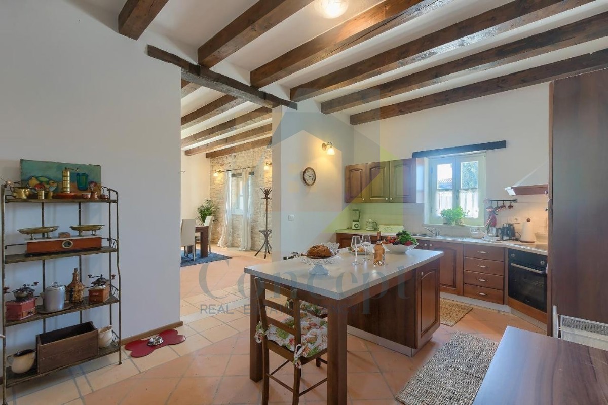 Poreč, Tinjan, Villa in pietra mediterranea con piscina in posizione tranquilla