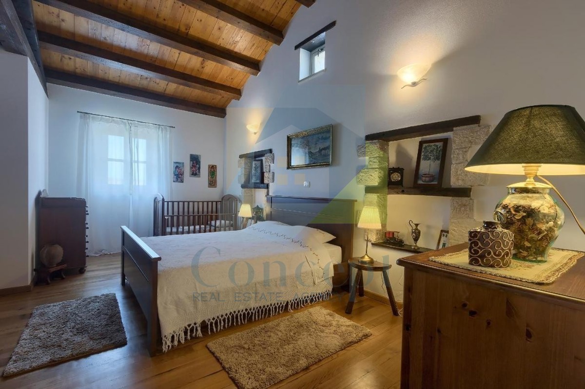 Poreč, Tinjan, Villa in pietra mediterranea con piscina in posizione tranquilla