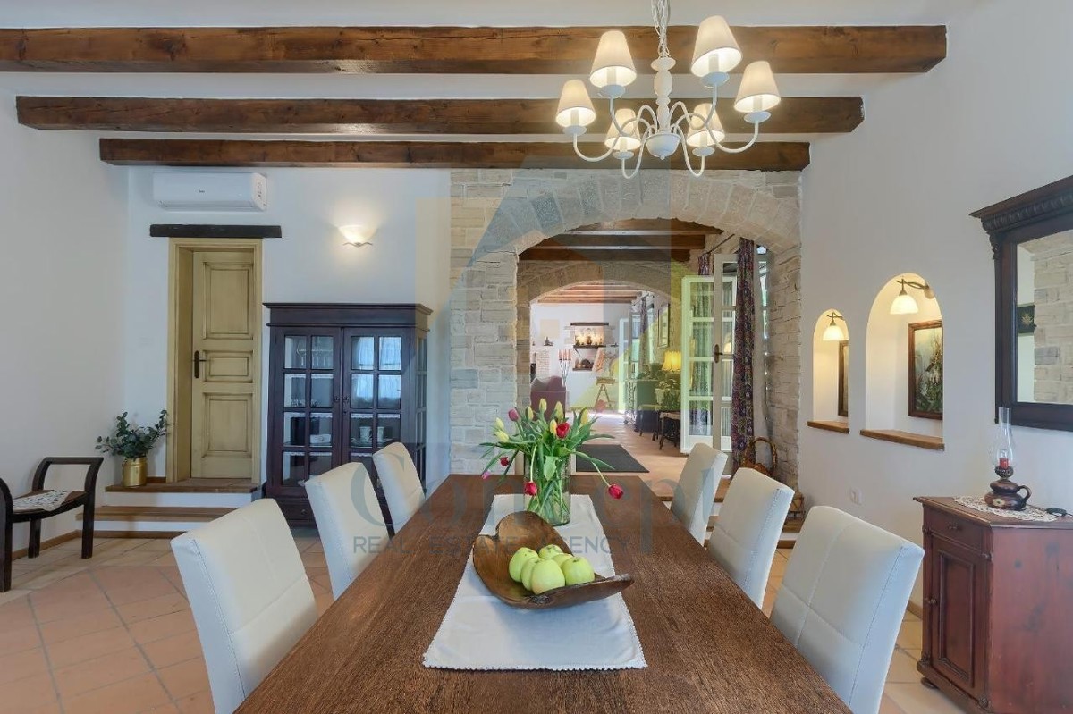 Poreč, Tinjan, Villa in pietra mediterranea con piscina in posizione tranquilla