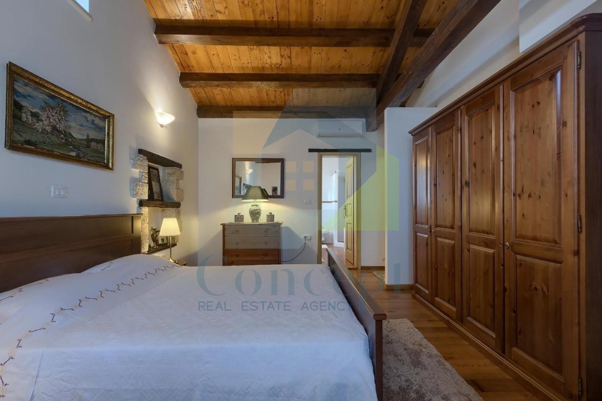 Poreč, Tinjan, Villa in pietra mediterranea con piscina in posizione tranquilla