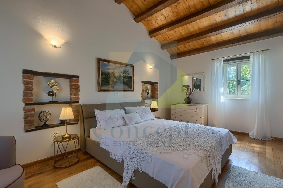 Poreč, Tinjan, Villa in pietra mediterranea con piscina in posizione tranquilla