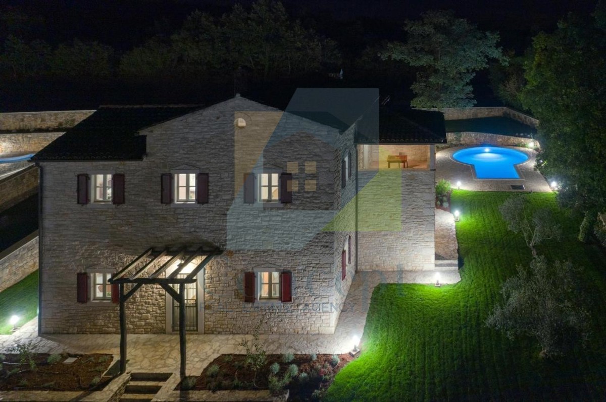 Poreč, Tinjan, Villa in pietra mediterranea con piscina in posizione tranquilla