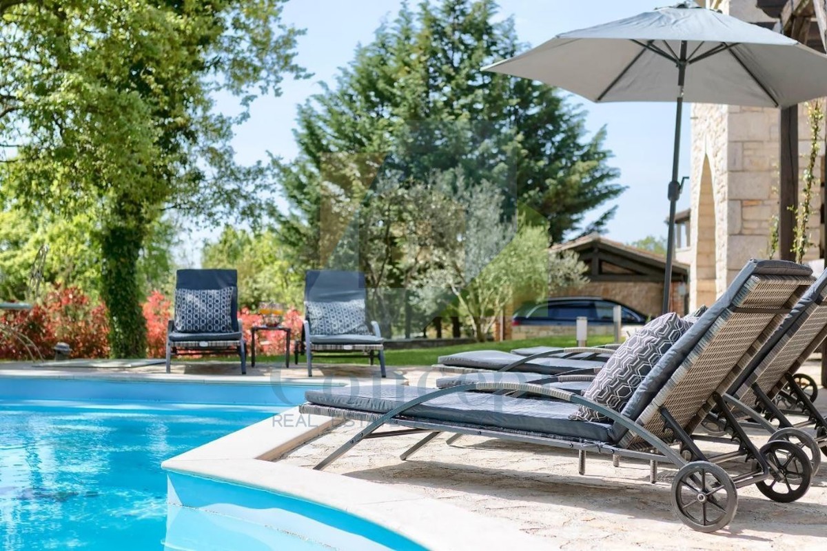 Poreč, Tinjan, Villa in pietra mediterranea con piscina in posizione tranquilla