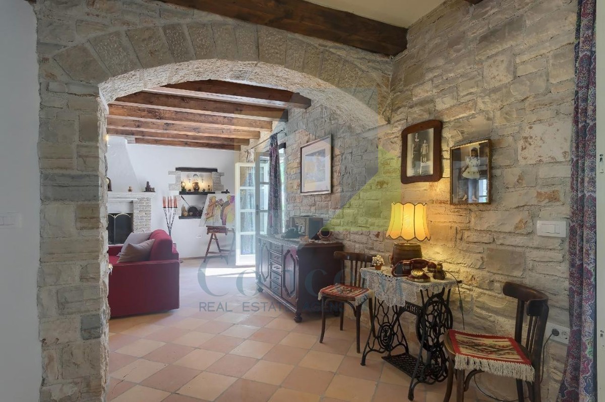 Poreč, Tinjan, Villa in pietra mediterranea con piscina in posizione tranquilla