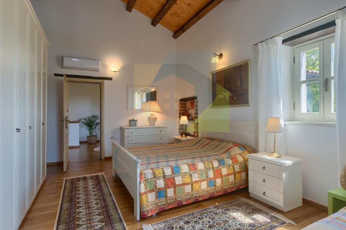 Poreč, Tinjan, Villa in pietra mediterranea con piscina in posizione tranquilla