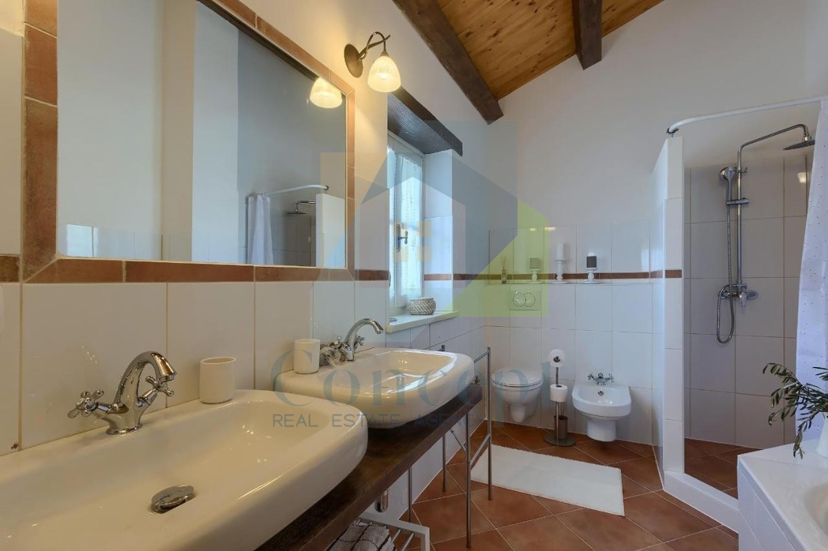 Poreč, Tinjan, Villa in pietra mediterranea con piscina in posizione tranquilla