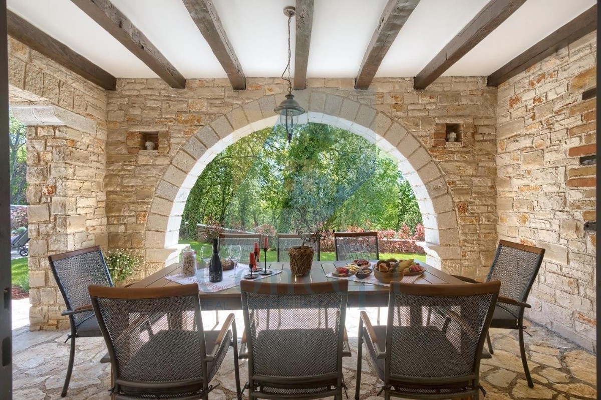 Poreč, Tinjan, Villa in pietra mediterranea con piscina in posizione tranquilla