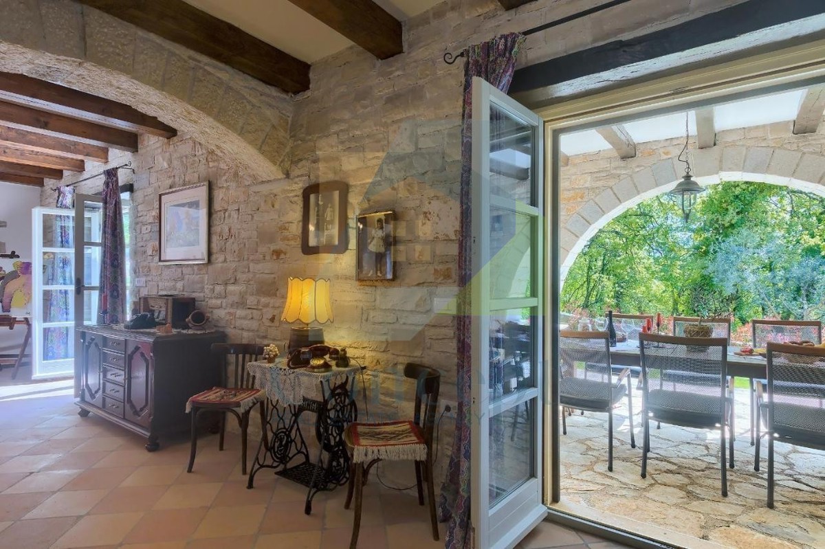 Poreč, Tinjan, Villa in pietra mediterranea con piscina in posizione tranquilla
