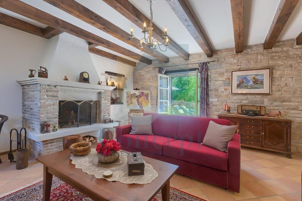 Poreč, Tinjan, Villa in pietra mediterranea con piscina in posizione tranquilla