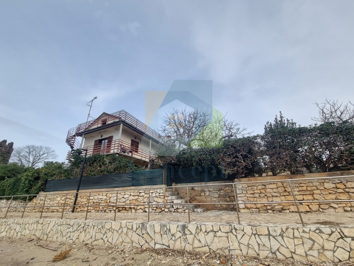 Novigrad, dintorni, Casa da ristrutturare, prima fila sul mare