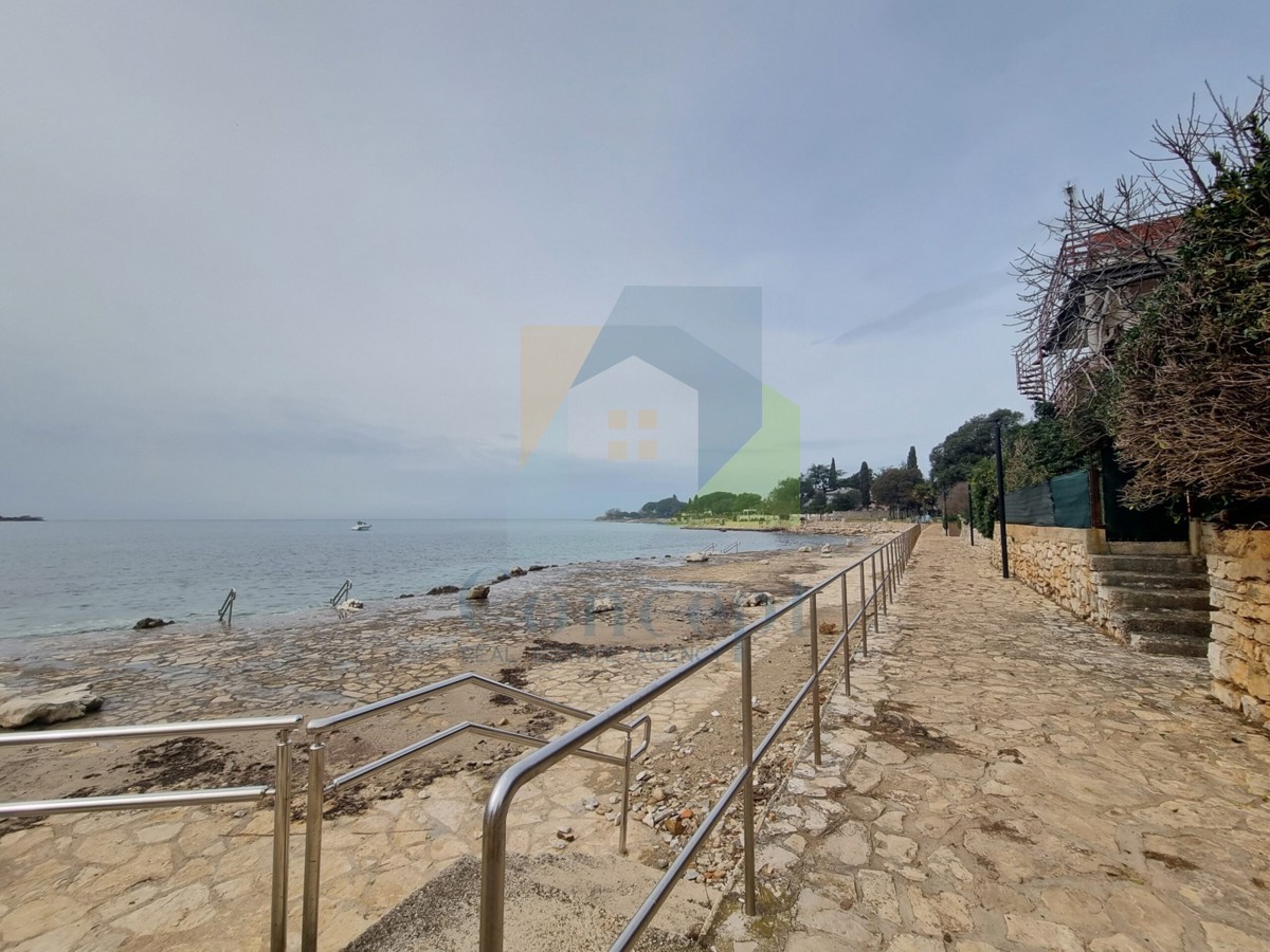 Novigrad, dintorni, Casa da ristrutturare, prima fila sul mare