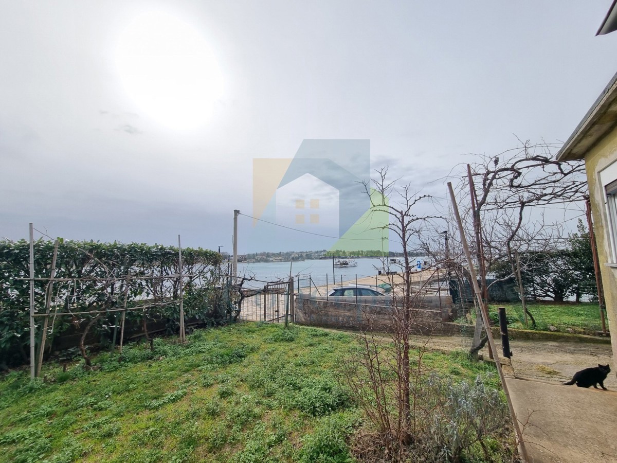 Novigrad, dintorni, Casa da ristrutturare, prima fila sul mare