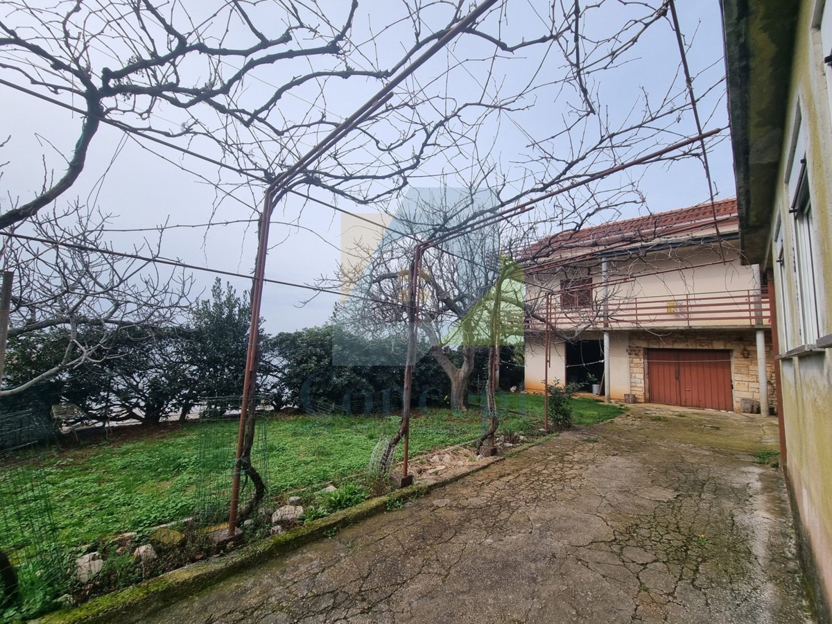 Novigrad, dintorni, Casa da ristrutturare, prima fila sul mare