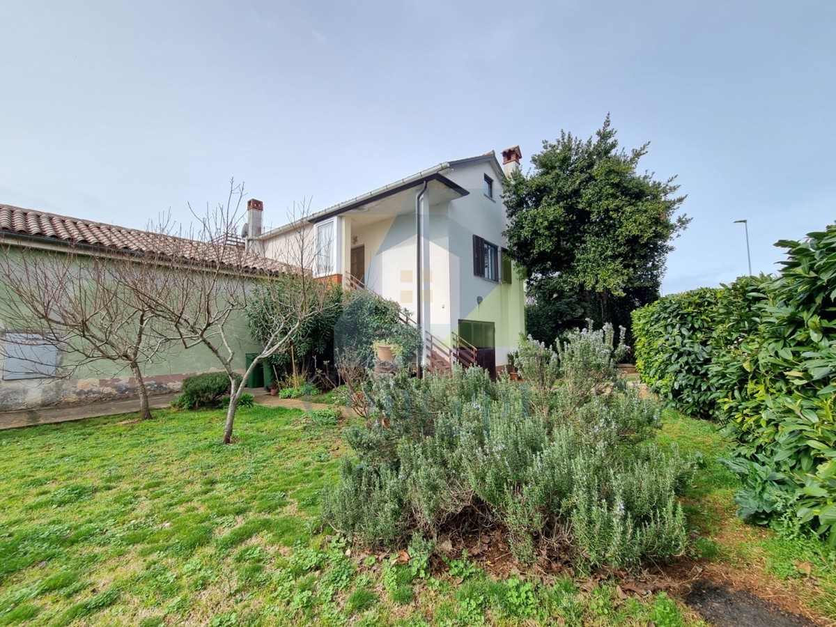 Novigrad, dintorni, Casa da ristrutturare, prima fila sul mare