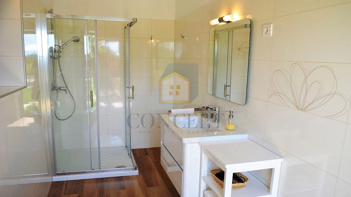 Poreč, zona circostante, Villa in pietra con piscina in posizione tranquilla e vista mare, 19 km dal mare