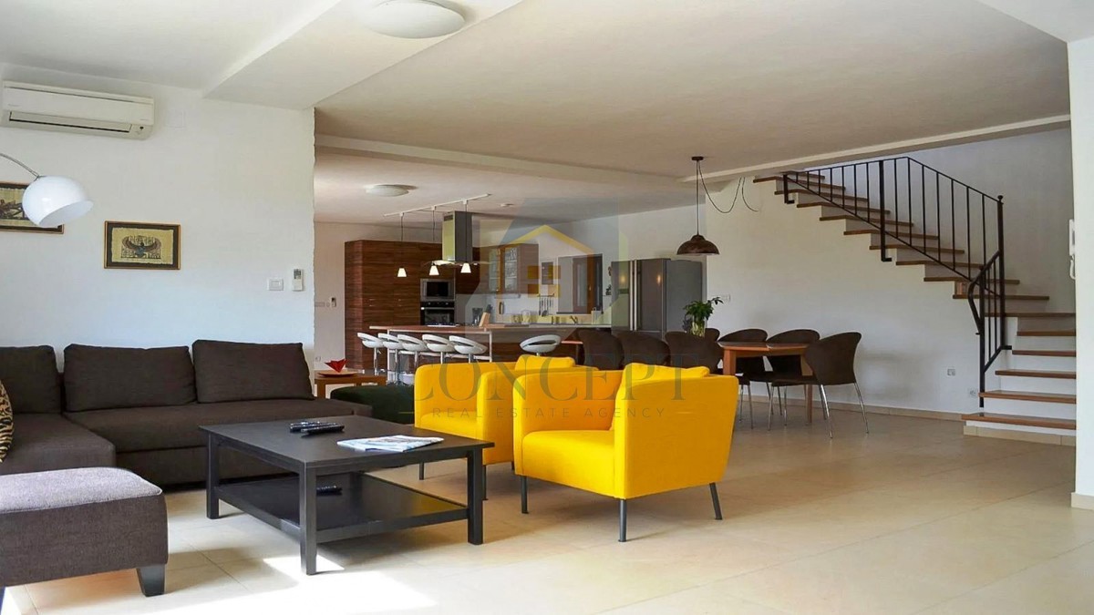 Poreč, zona circostante, Villa in pietra con piscina in posizione tranquilla e vista mare, 19 km dal mare