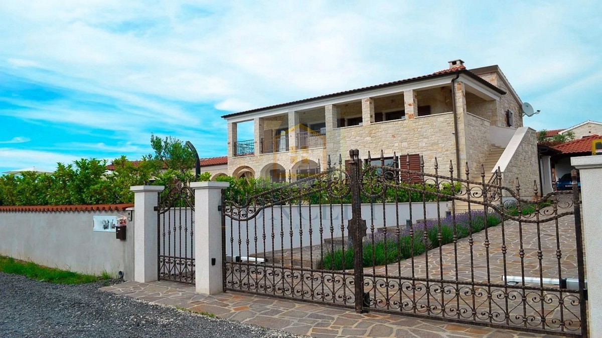 Poreč, zona circostante, Villa in pietra con piscina in posizione tranquilla e vista mare, 19 km dal mare