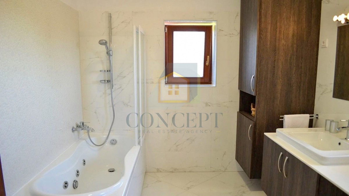 Poreč, zona circostante, Villa in pietra con piscina in posizione tranquilla e vista mare, 19 km dal mare