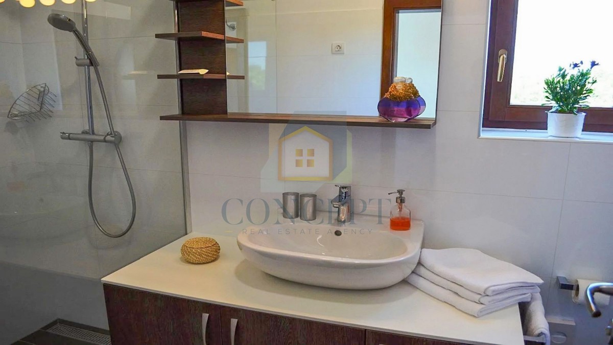 Poreč, zona circostante, Villa in pietra con piscina in posizione tranquilla e vista mare, 19 km dal mare