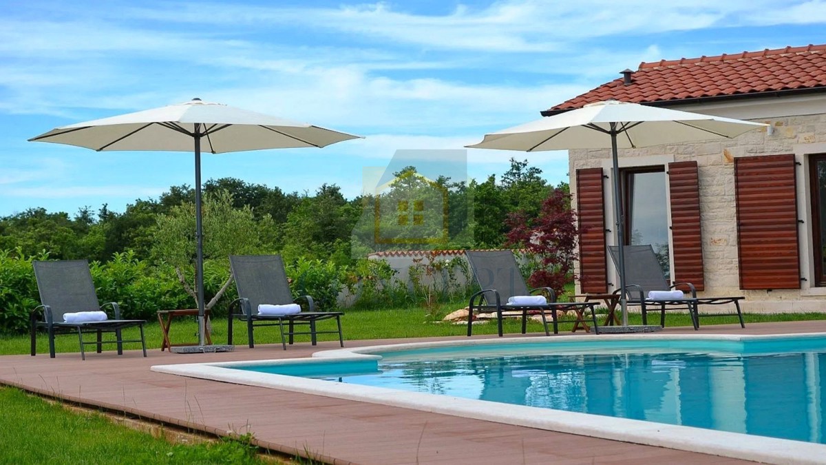 Poreč, zona circostante, Villa in pietra con piscina in posizione tranquilla e vista mare, 19 km dal mare