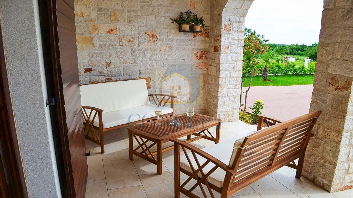 Poreč, zona circostante, Villa in pietra con piscina in posizione tranquilla e vista mare, 19 km dal mare