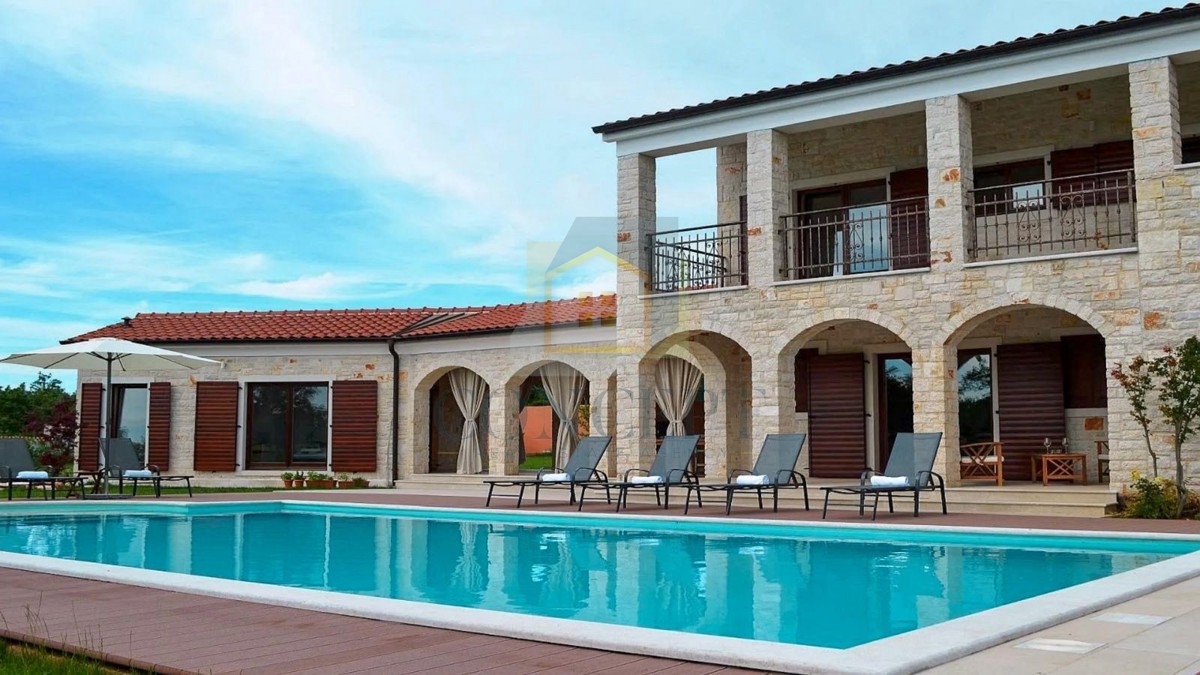 Poreč, zona circostante, Villa in pietra con piscina in posizione tranquilla e vista mare, 19 km dal mare