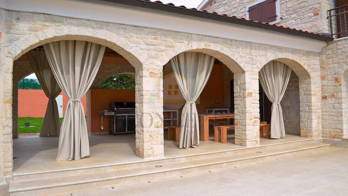 Poreč, zona circostante, Villa in pietra con piscina in posizione tranquilla e vista mare, 19 km dal mare