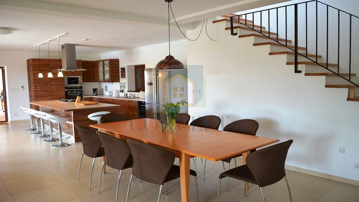 Poreč, zona circostante, Villa in pietra con piscina in posizione tranquilla e vista mare, 19 km dal mare