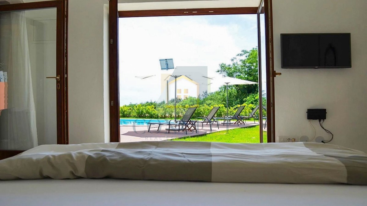 Poreč, zona circostante, Villa in pietra con piscina in posizione tranquilla e vista mare, 19 km dal mare