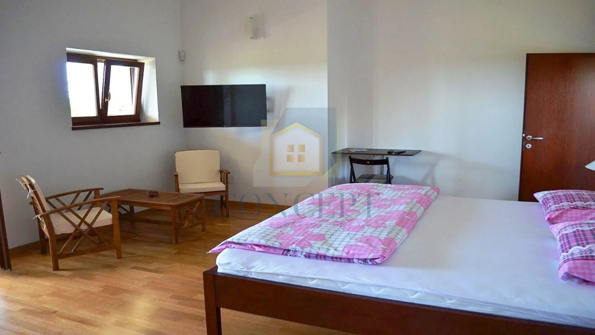 Poreč, zona circostante, Villa in pietra con piscina in posizione tranquilla e vista mare, 19 km dal mare