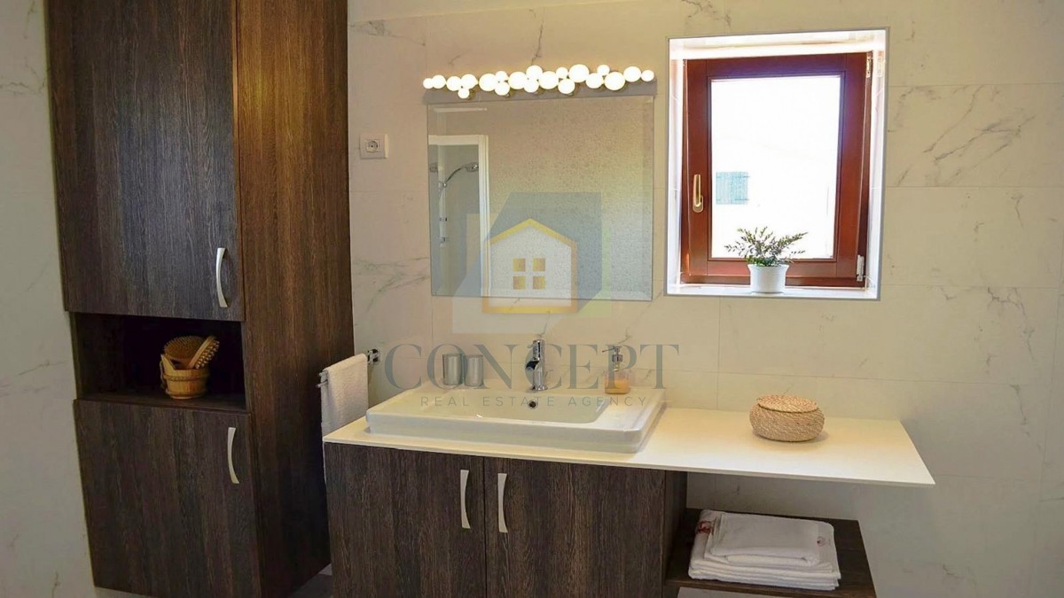 Poreč, zona circostante, Villa in pietra con piscina in posizione tranquilla e vista mare, 19 km dal mare