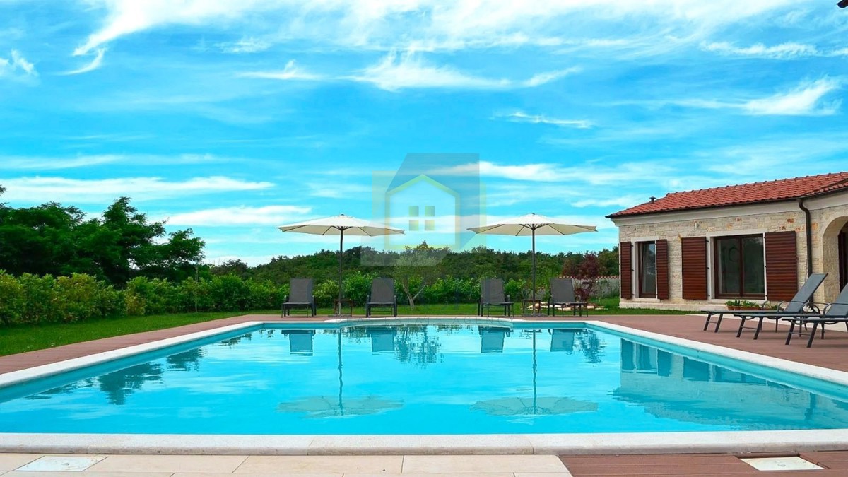 Poreč, zona circostante, Villa in pietra con piscina in posizione tranquilla e vista mare, 19 km dal mare