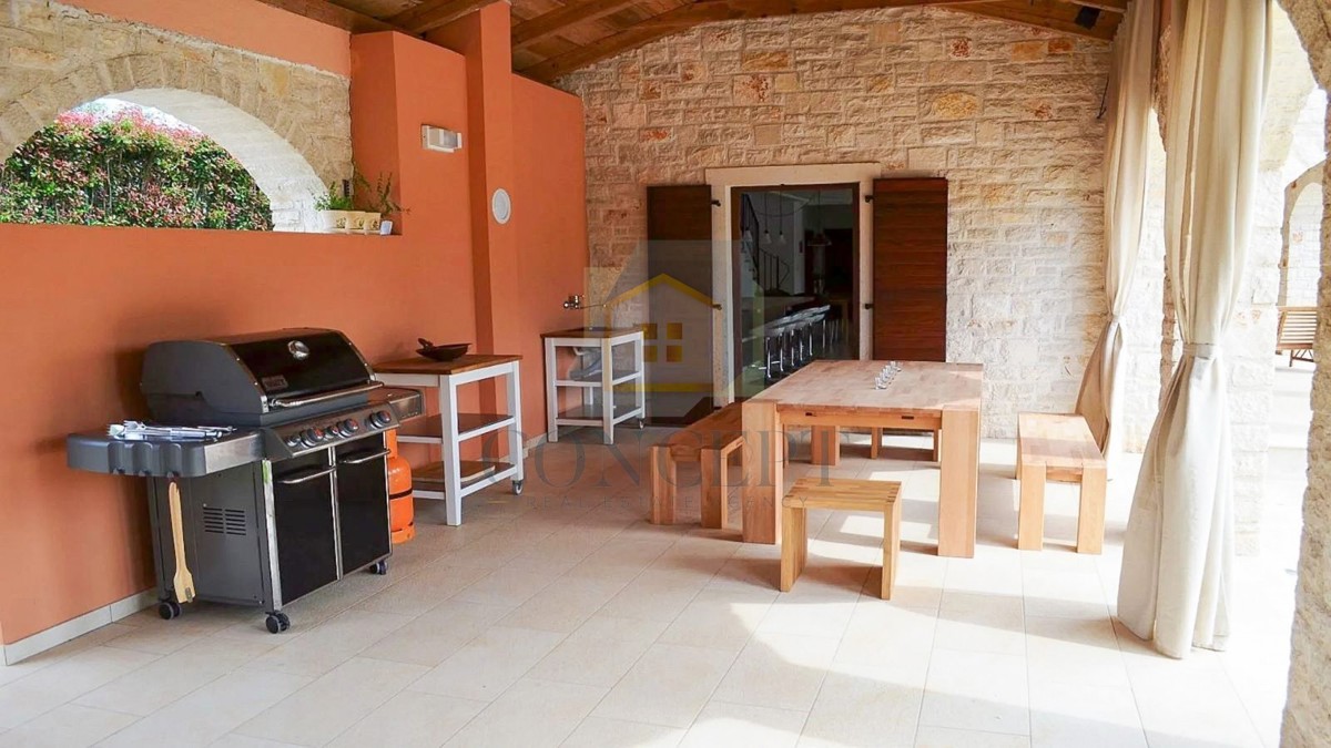 Poreč, zona circostante, Villa in pietra con piscina in posizione tranquilla e vista mare, 19 km dal mare