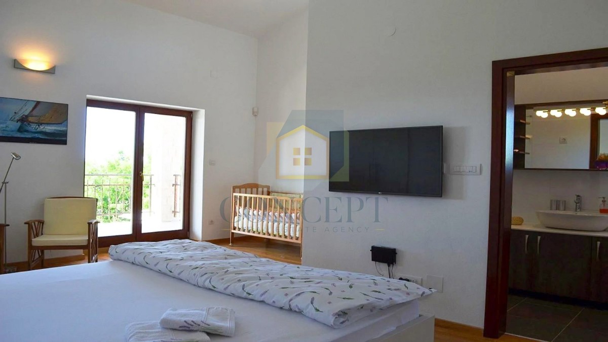 Poreč, zona circostante, Villa in pietra con piscina in posizione tranquilla e vista mare, 19 km dal mare