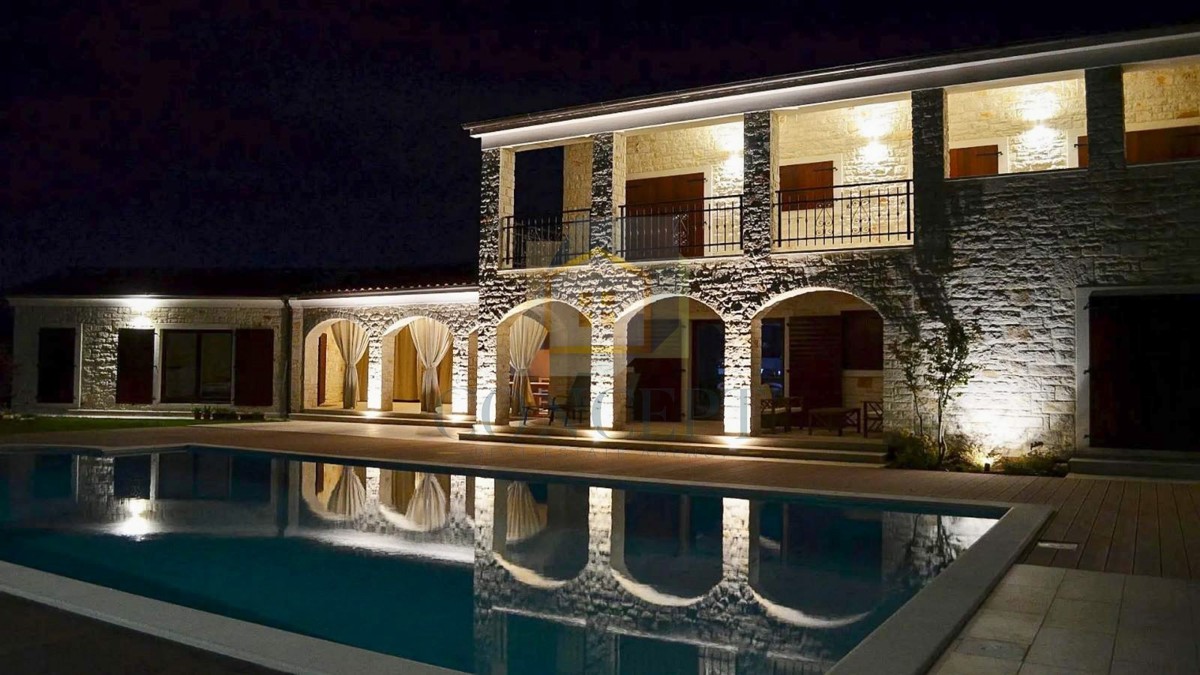 Poreč, zona circostante, Villa in pietra con piscina in posizione tranquilla e vista mare, 19 km dal mare