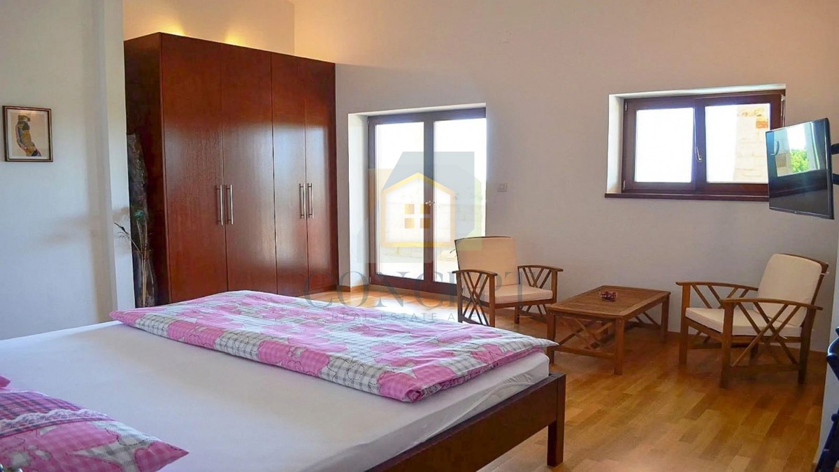 Poreč, zona circostante, Villa in pietra con piscina in posizione tranquilla e vista mare, 19 km dal mare