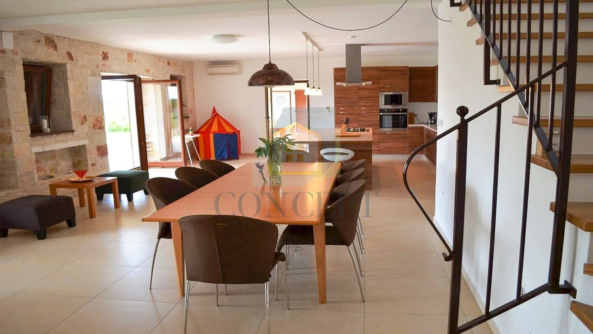 Poreč, zona circostante, Villa in pietra con piscina in posizione tranquilla e vista mare, 19 km dal mare