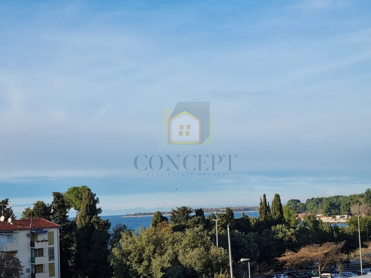 Poreč, centro, appartamento in nuova costruzione al 4° piano con vista mare, a 200 m dal mare