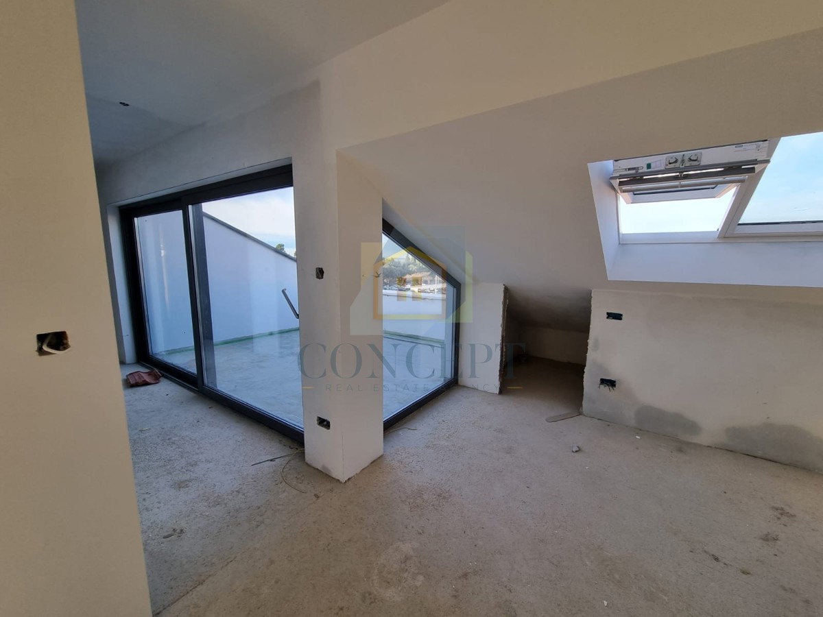 Poreč, centro, appartamento in nuova costruzione al 4° piano con vista mare, a 200 m dal mare