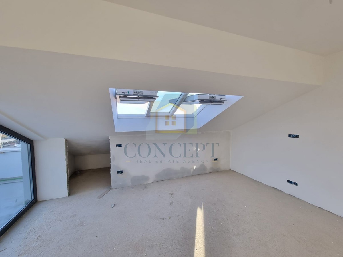 Poreč, centro, appartamento in nuova costruzione al 4° piano con vista mare, a 200 m dal mare