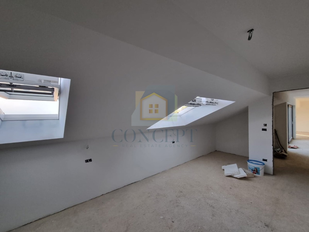 Poreč, centro, appartamento in nuova costruzione al 4° piano con vista mare, a 200 m dal mare