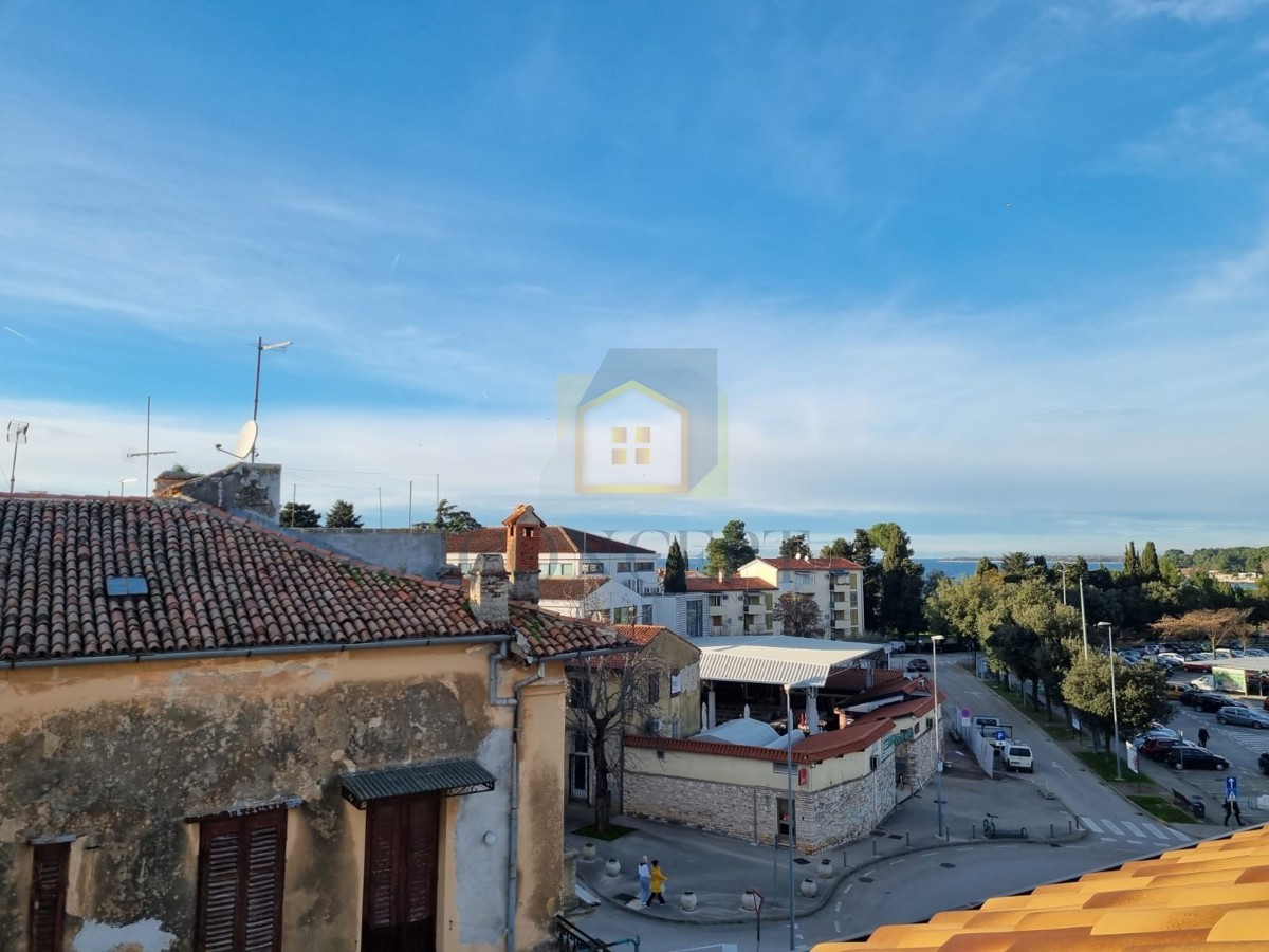 Poreč, centro, appartamento in nuova costruzione al 4° piano con vista mare, a 200 m dal mare