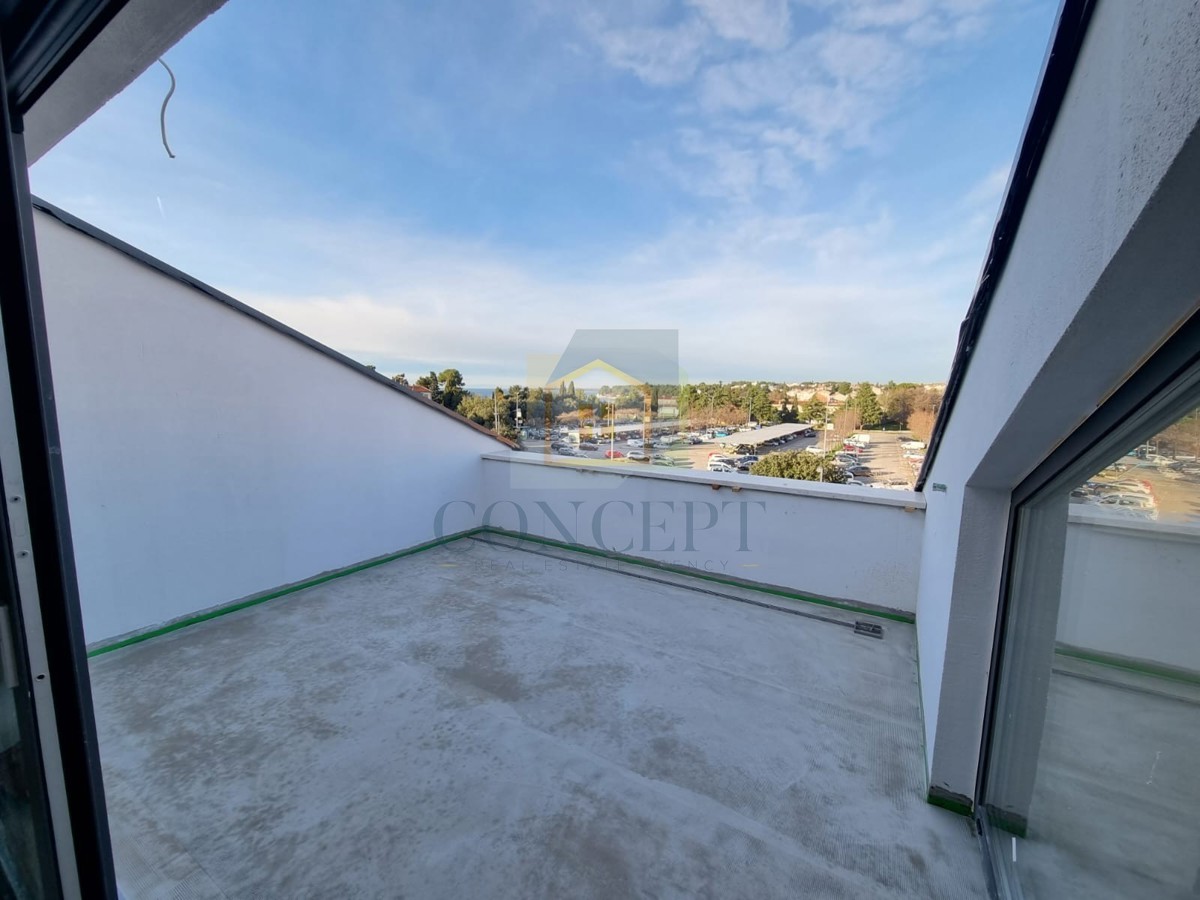 Poreč, centro, appartamento in nuova costruzione al 4° piano con vista mare, a 200 m dal mare