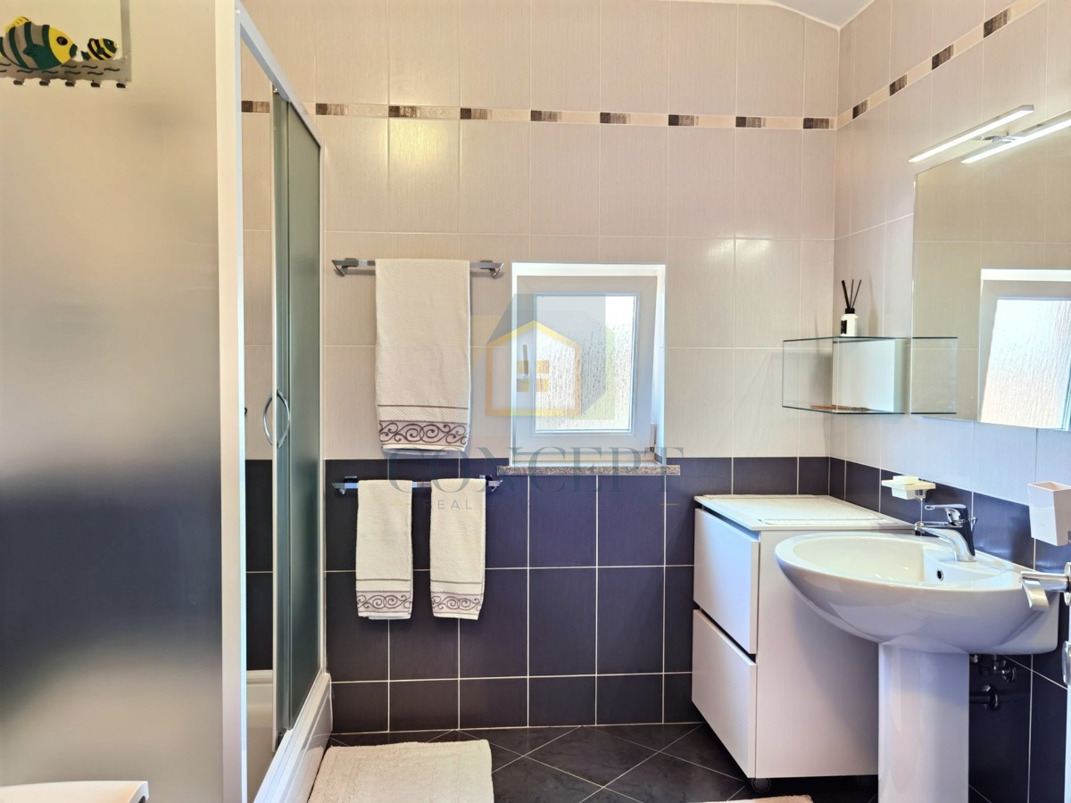 Poreč, zona circostante, Appartamento al secondo piano con vista mare, 1500 m dal mare