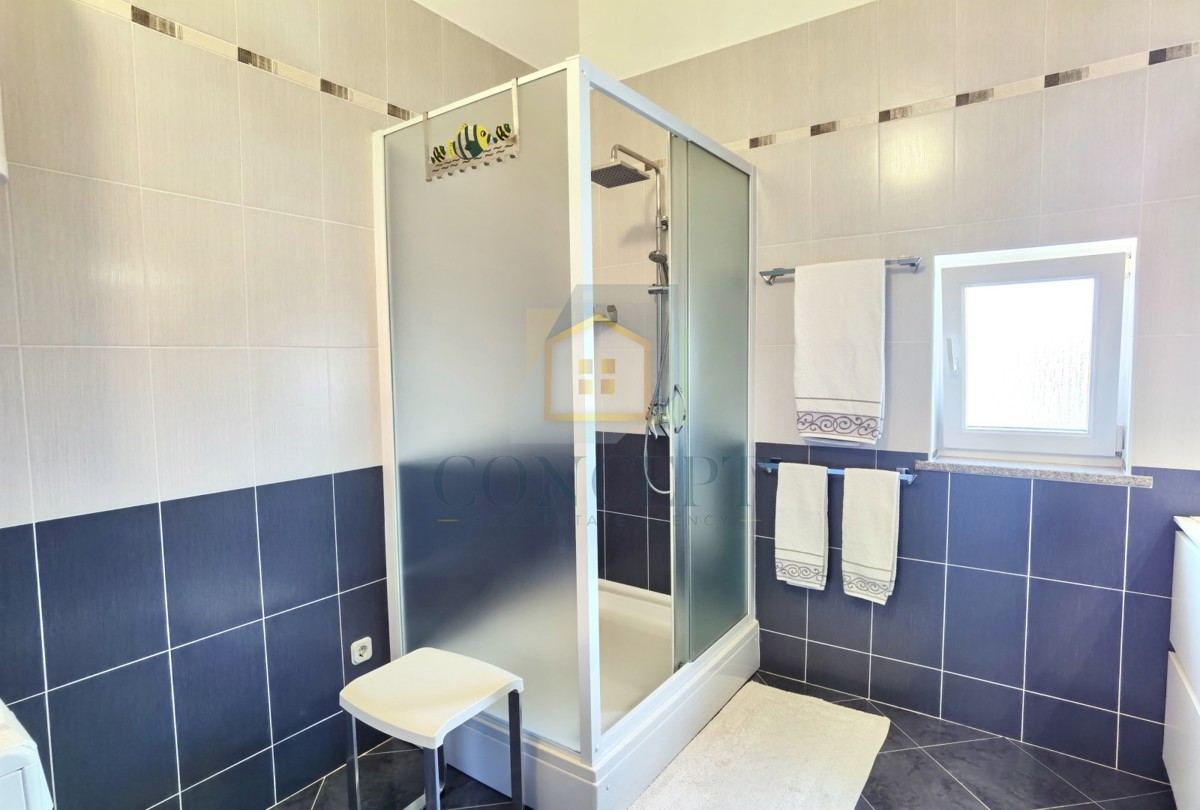 Poreč, zona circostante, Appartamento al secondo piano con vista mare, 1500 m dal mare