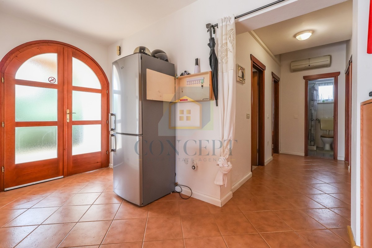 Poreč, dintorni, Prizemnica con vista mare e appartamento aggiuntivo, 10 km dal mare