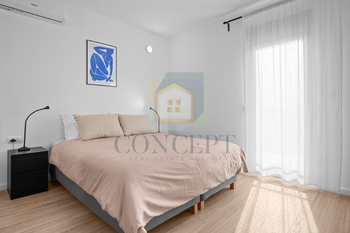 Poreč, zona circostante, Moderna casa bifamiliare con 5 camere da letto e giardino, a 2 km dal mare