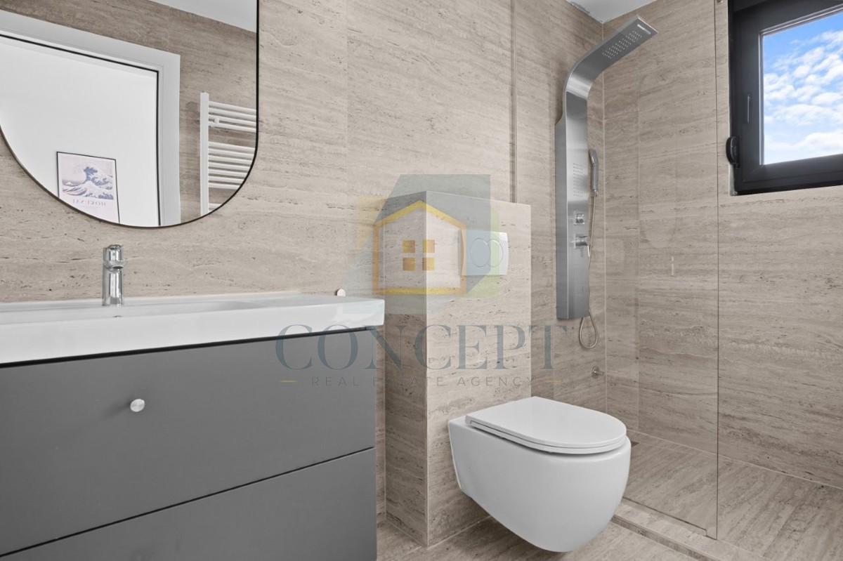 Poreč, zona circostante, Moderna casa bifamiliare con 5 camere da letto e giardino, a 2 km dal mare