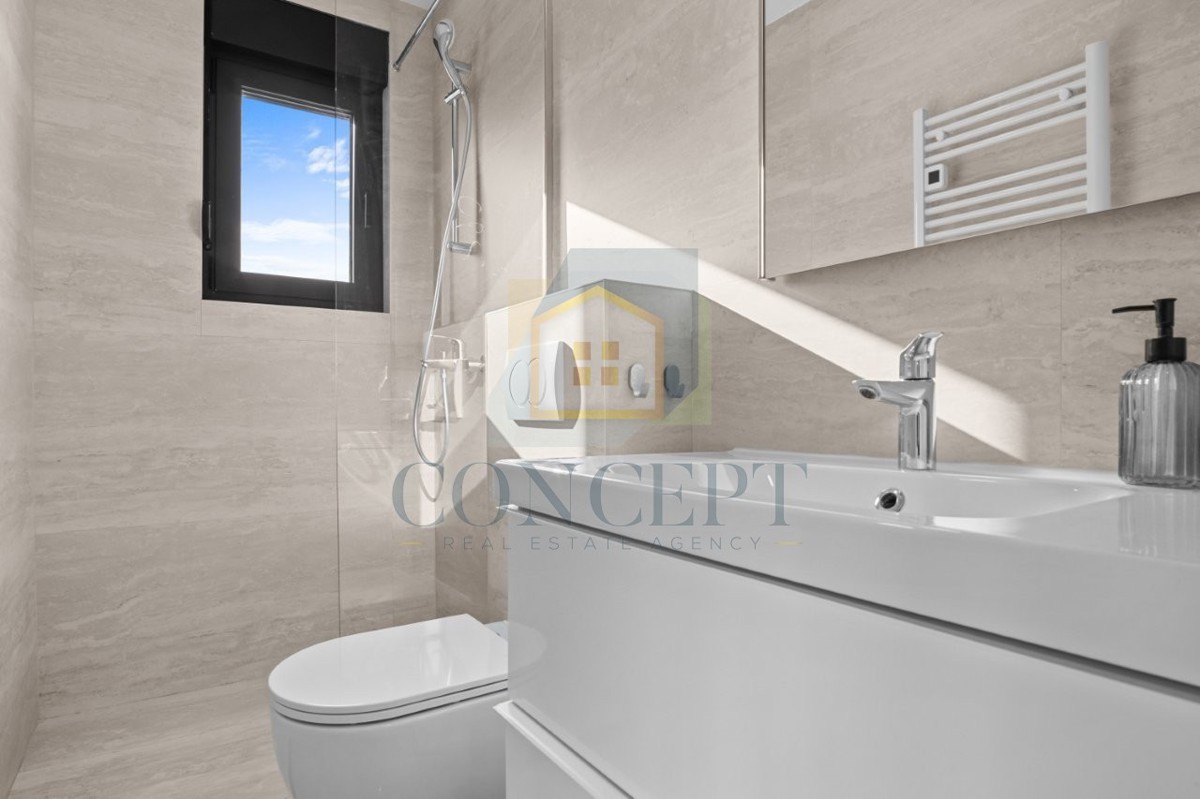 Poreč, zona circostante, Moderna casa bifamiliare con 5 camere da letto e giardino, a 2 km dal mare