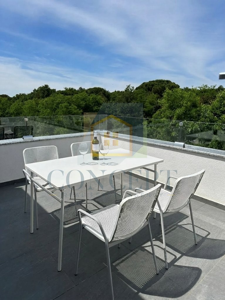 Poreč, zona circostante, Moderna casa bifamiliare con 5 camere da letto e giardino, a 2 km dal mare